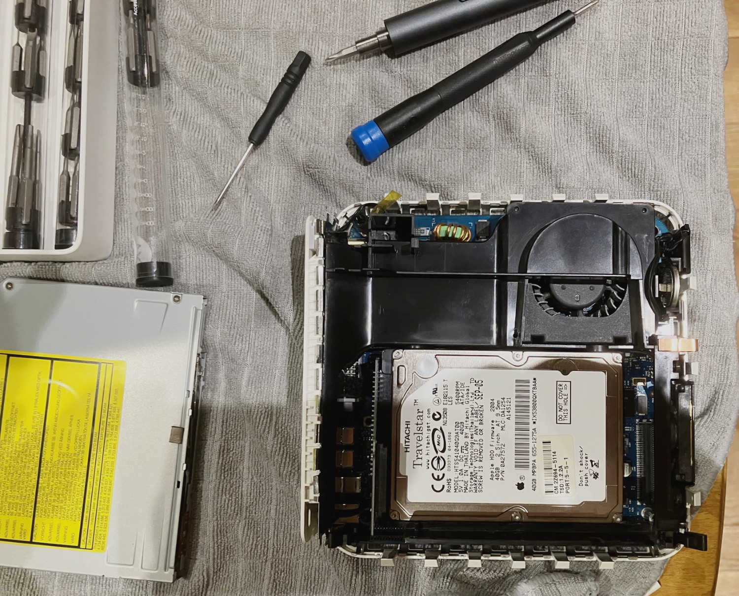 Ein teilweise zerlegter Mac mini G4.