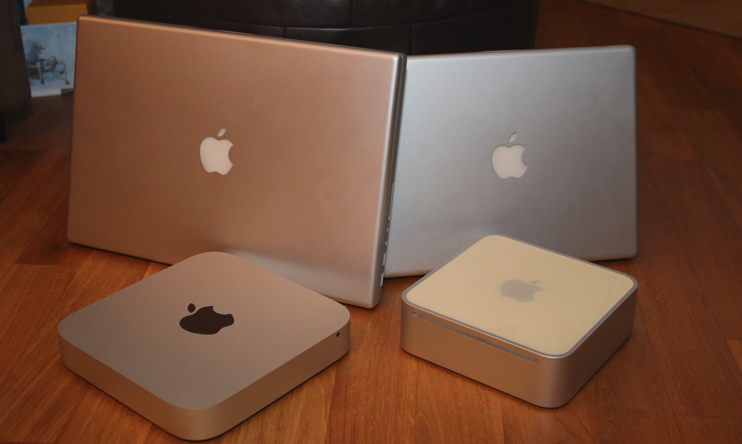Zwei Mac minis, ein MacBook Pro und ein PowerBook.