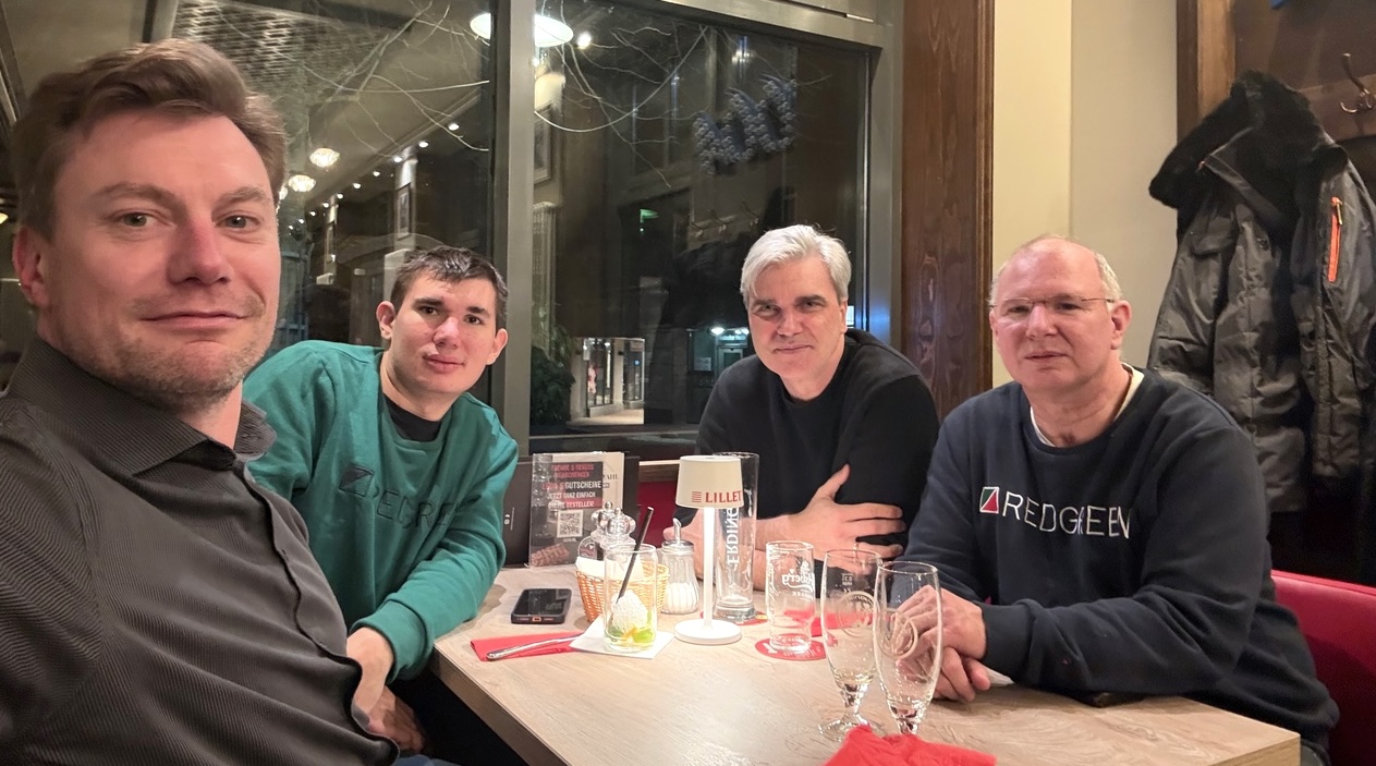 MacPomm-Mitglieder bei einer Runde im Restaurant „Leons“ in Rostock.