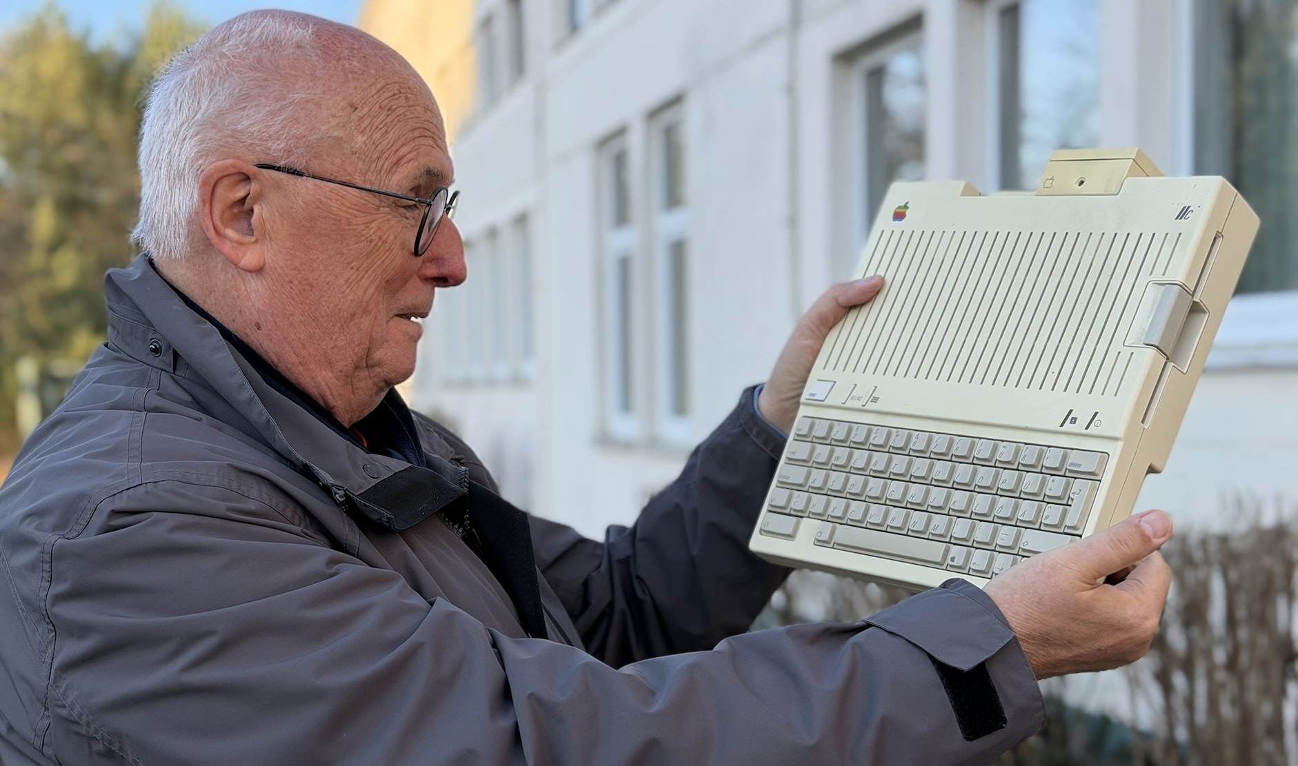 MacPomm-Mitglied Hilmar mit einem Apple II