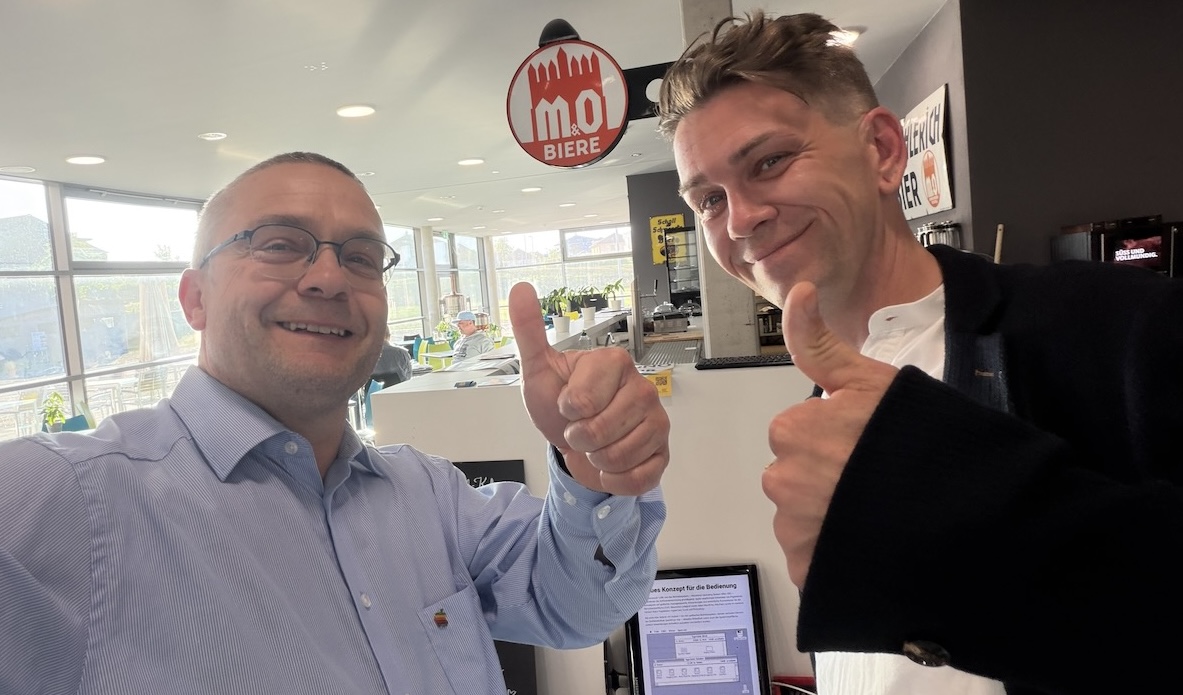Robert von MacPomm und Michael Rahnfeld vom phanTECHNIKUM in Wismar vor einem Bildschirm.