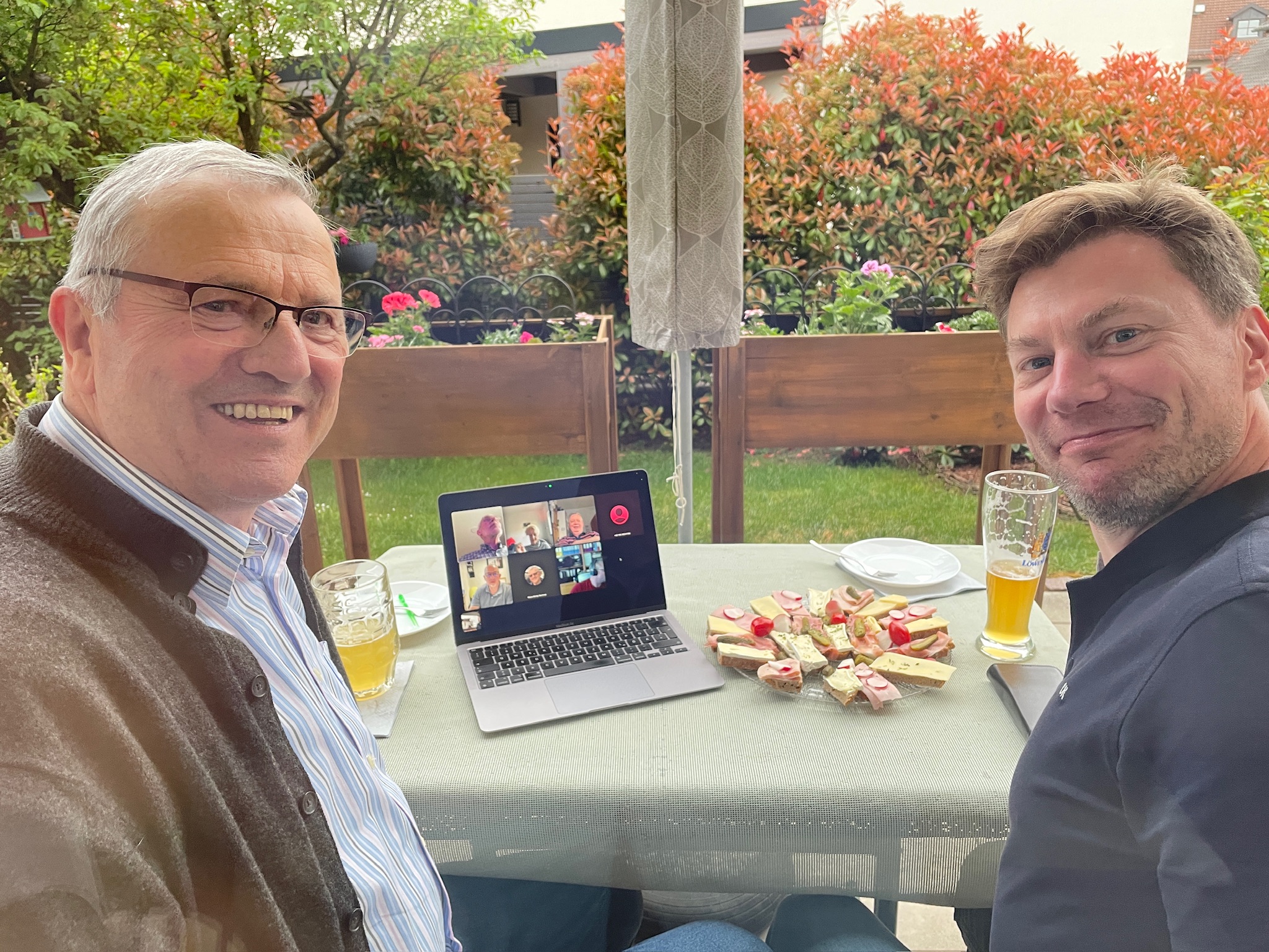 MacPomm-Mitglieder schauen beim Essen auf einem MacBook den virtuellen Stammtisch AppleTalk@MacPomm
