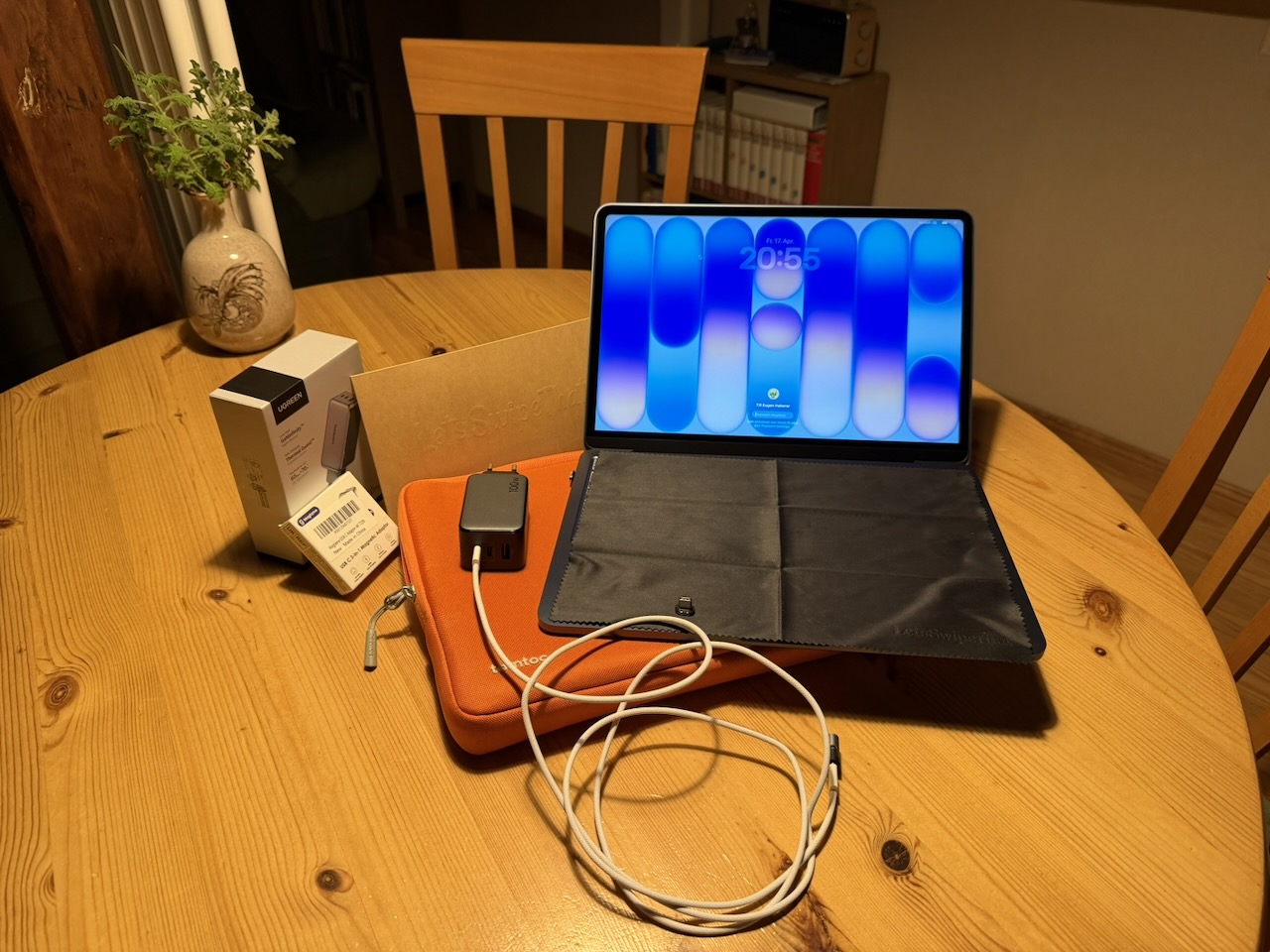 Verschiedene Zubehörteile um ein MacBook Neo