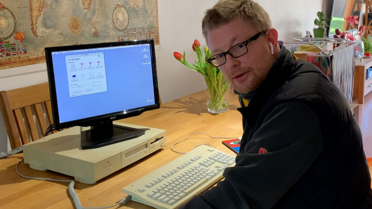 Axel Ehm von MacPomm präsentiert einen Power Macintosh 6100 DOS kompatible