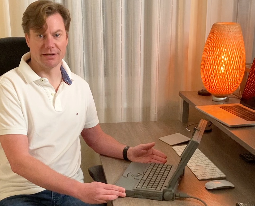 Ilja Neubert von MacPomm an einem funktionsfähigen PowerBook 180c aus dem Jahr 1993.